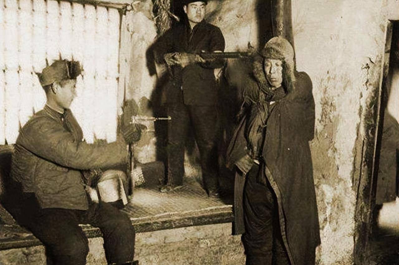 他是恶贯满盈的土匪,带500名匪徒拦截文工团女兵,却败给一农妇_唐汉云