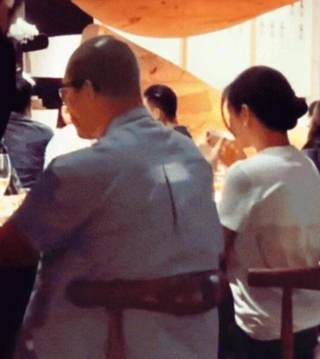 网友偶遇大s与具俊晔街头散步 大s等红灯仍挽老公手臂爱到分不开 台媒 婚纱照 汪小菲