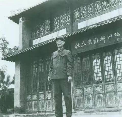 原创老照片:上世纪80年代的一对小情侣,90年代风靡全国的时代挂历女郎