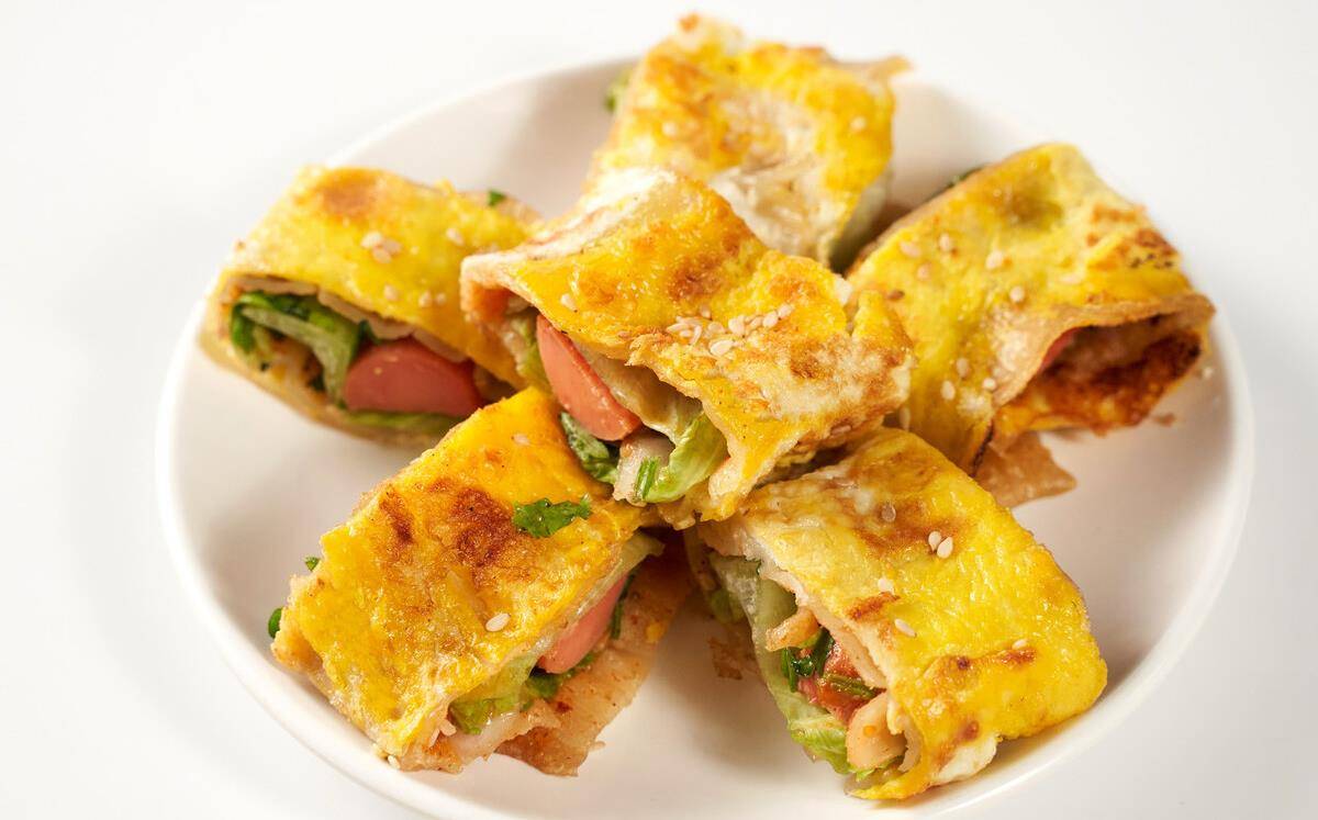 这就是家庭版烤冷面的做法,也不用拿签子叉着吃