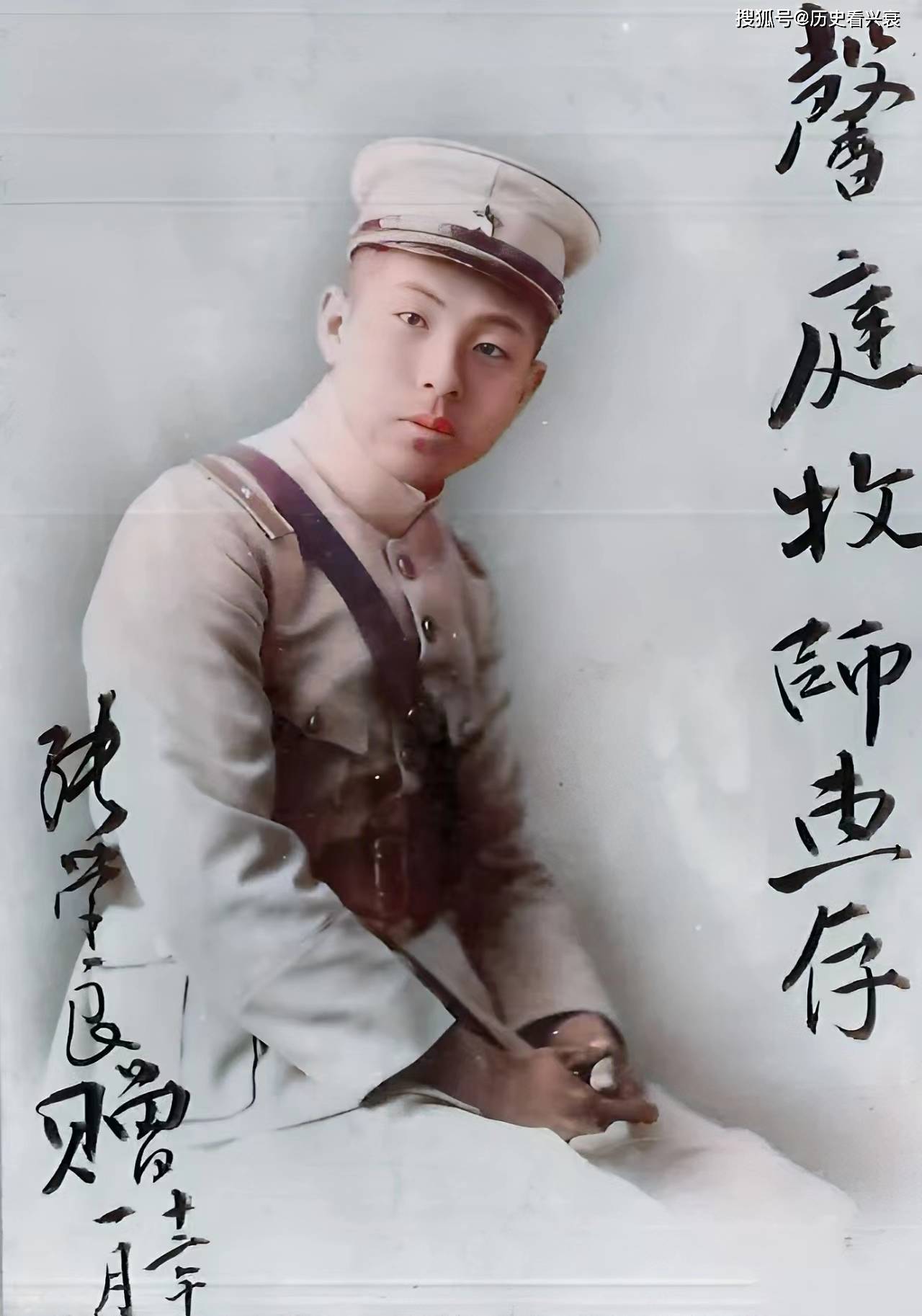 张学良在1923年赠送给一个叫馨庭牧师的照片,此时的张学良22岁,已经在