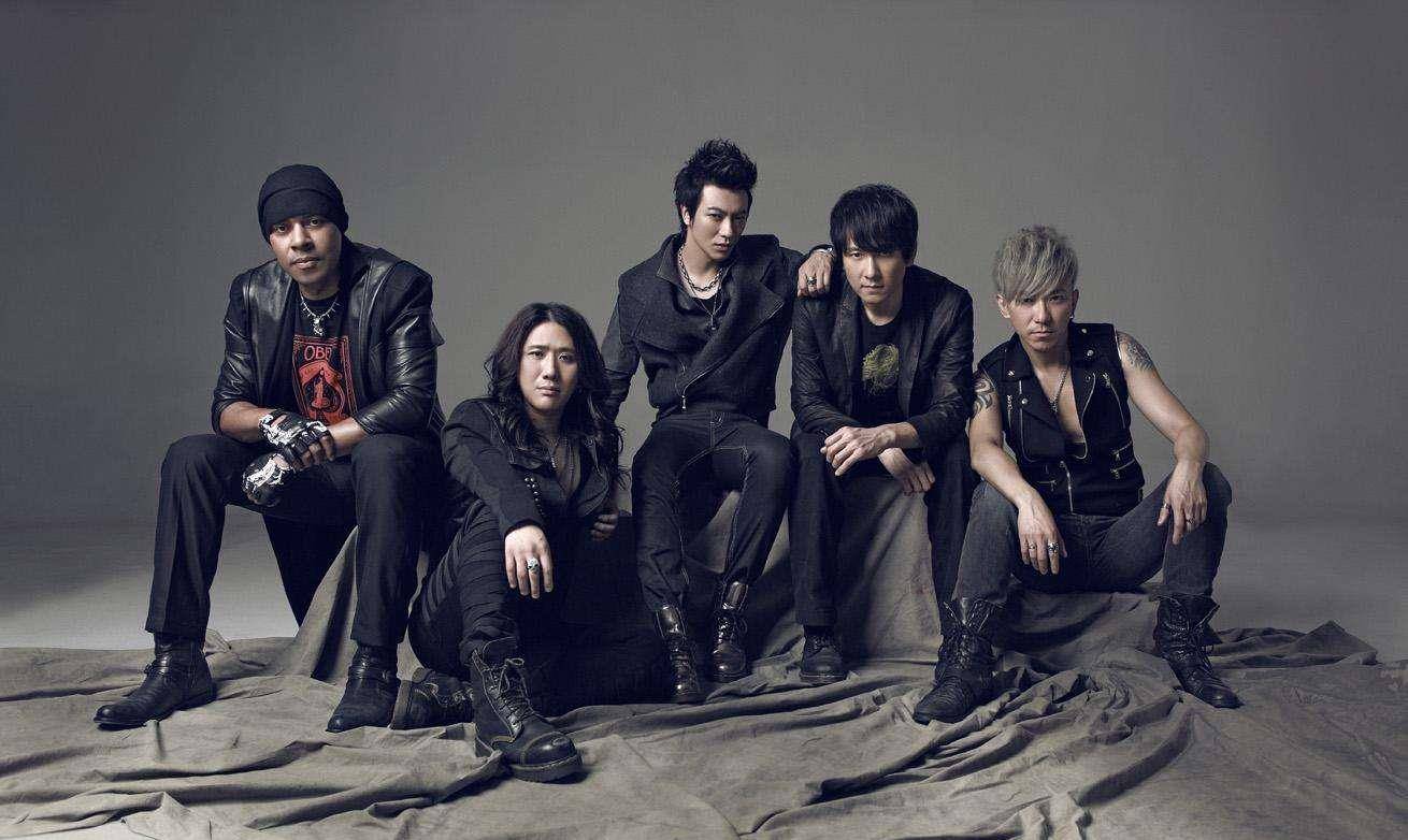 到落魄的7个组合现状,有人工地推砖,有人街头摆摊_詹雯婷_肖央_飞轮海