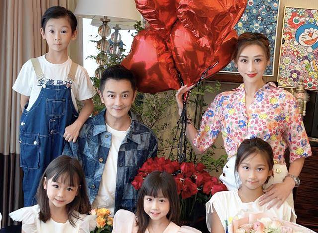 蒋丽莎晒全家福,庆祝与陈浩民结婚十周年,一家六口好幸福_妻子_裙子