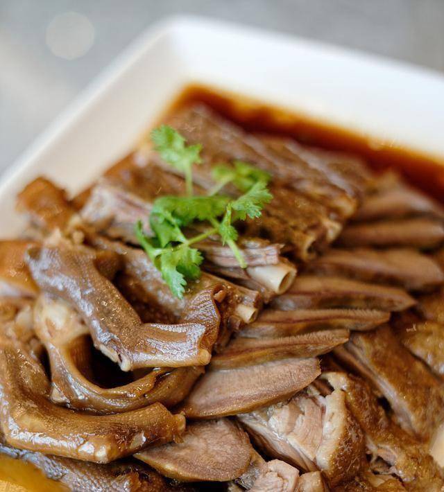 因为生卤中食材由生变熟的过程都在卤水中,它对于卤水的影响也最大,这
