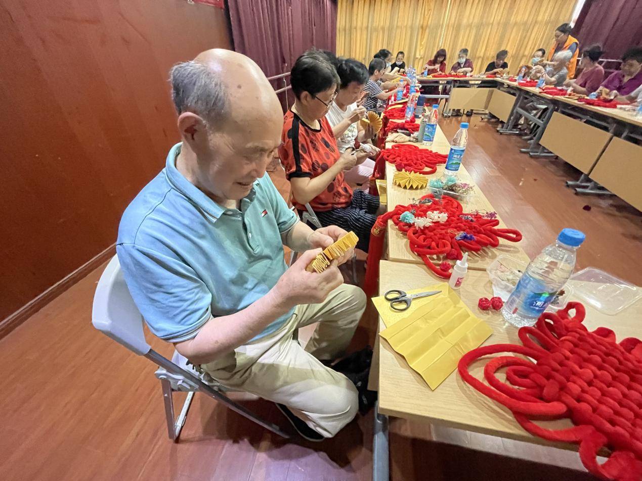 编织中国结献礼建党日