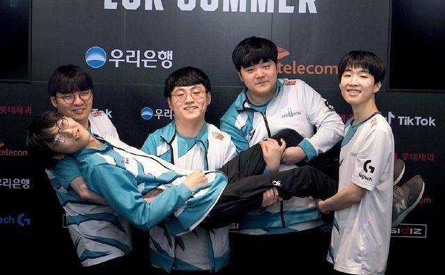 原创dwg双核真乃人生赢家国外女歌星身穿队服自拍网友喊话李哥