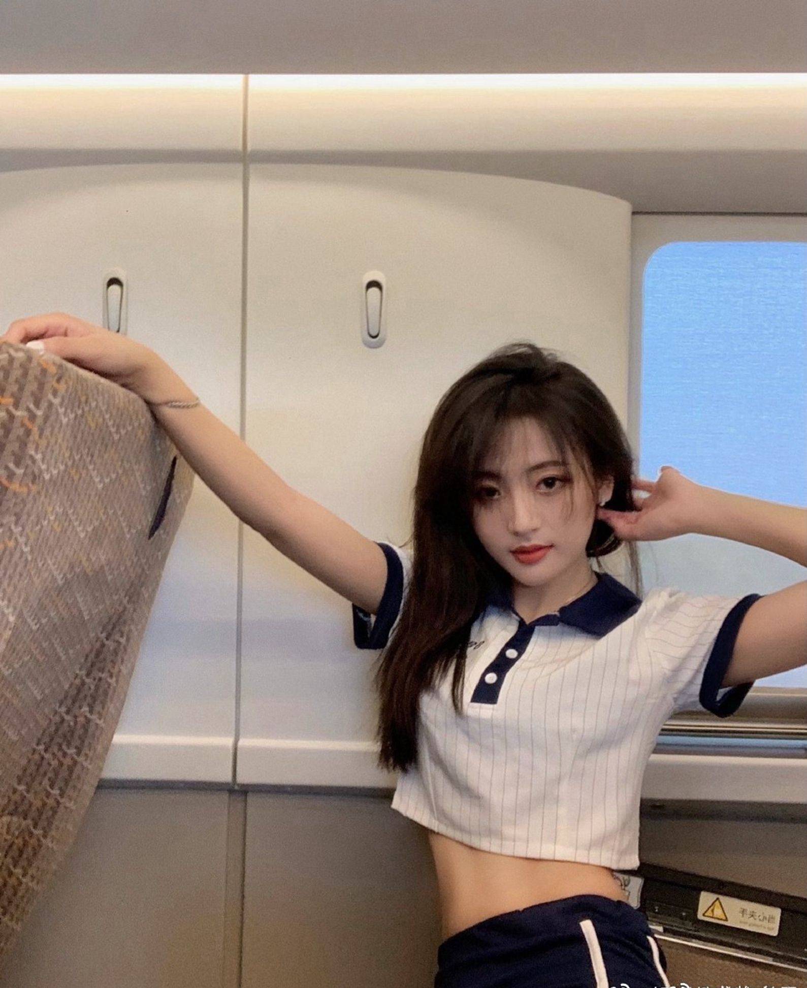 网红美女超短裤大长腿青春活力写真