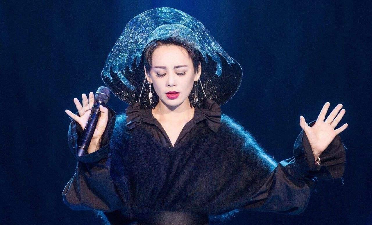 宁静在微博晒自拍庆祝自己的48岁生日,有4点理由让我们喜欢她_年近_带