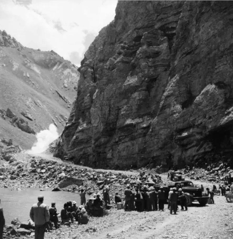 礼赞向天山深处修建独库公路的基建工程兵致敬