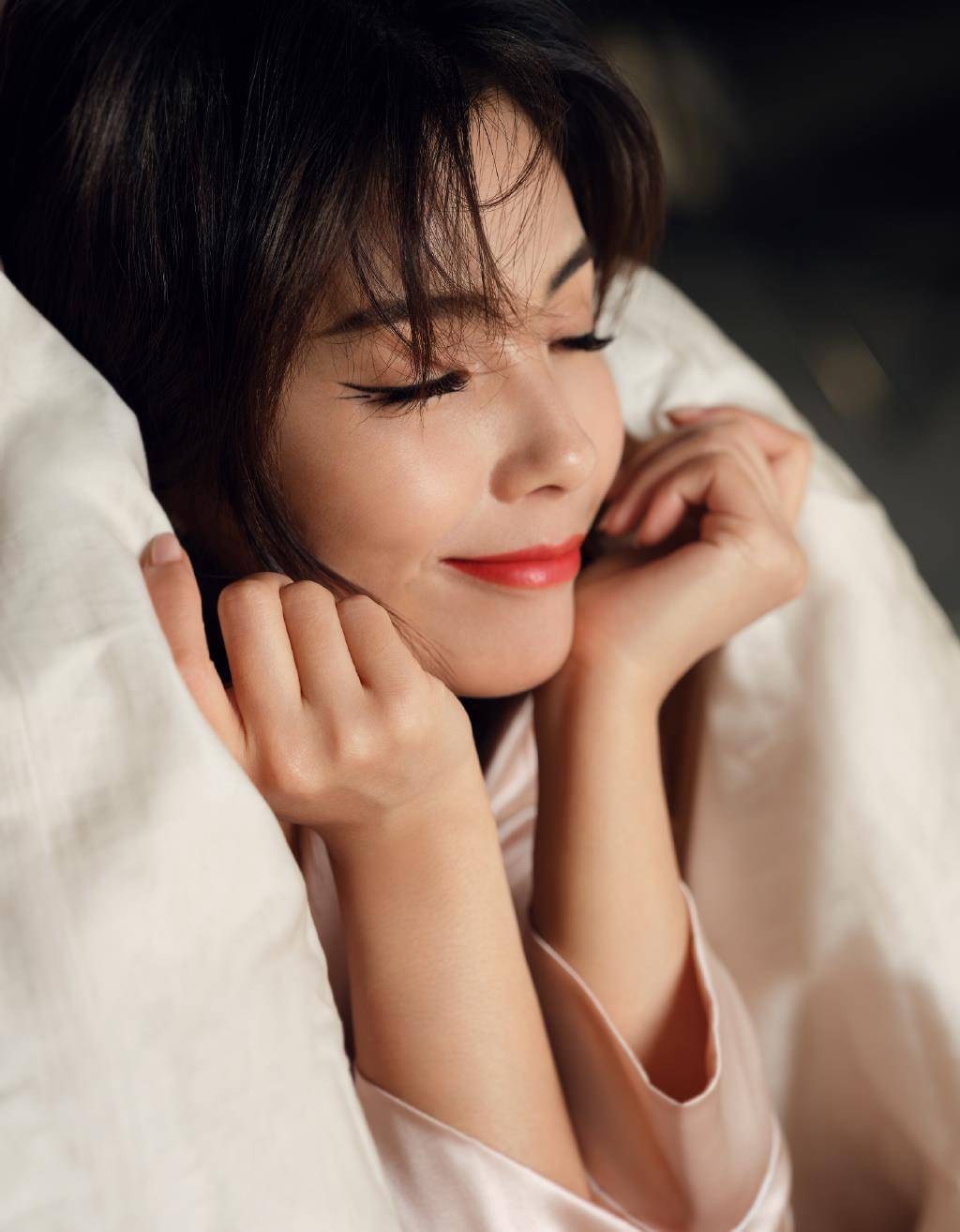 42岁刘涛越发精致了,穿睡衣还要配"三角眼妆",不愧是女明星_时尚_因为