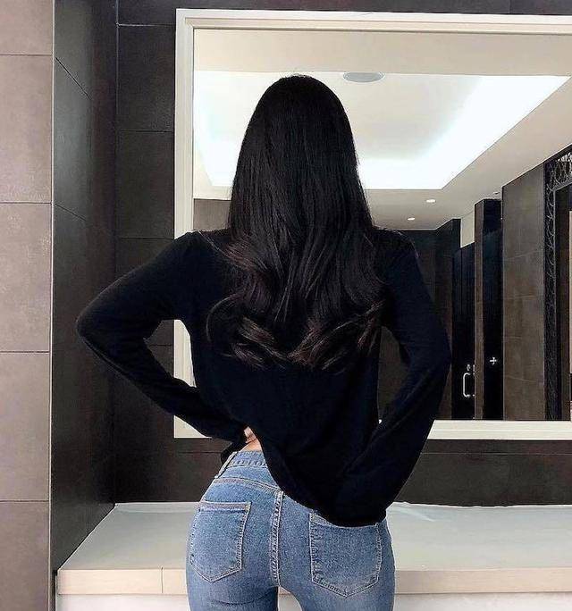 清新紧身牛仔裤美女,秀出紧致身材,长发散发迷人魅力_时尚_高弹性