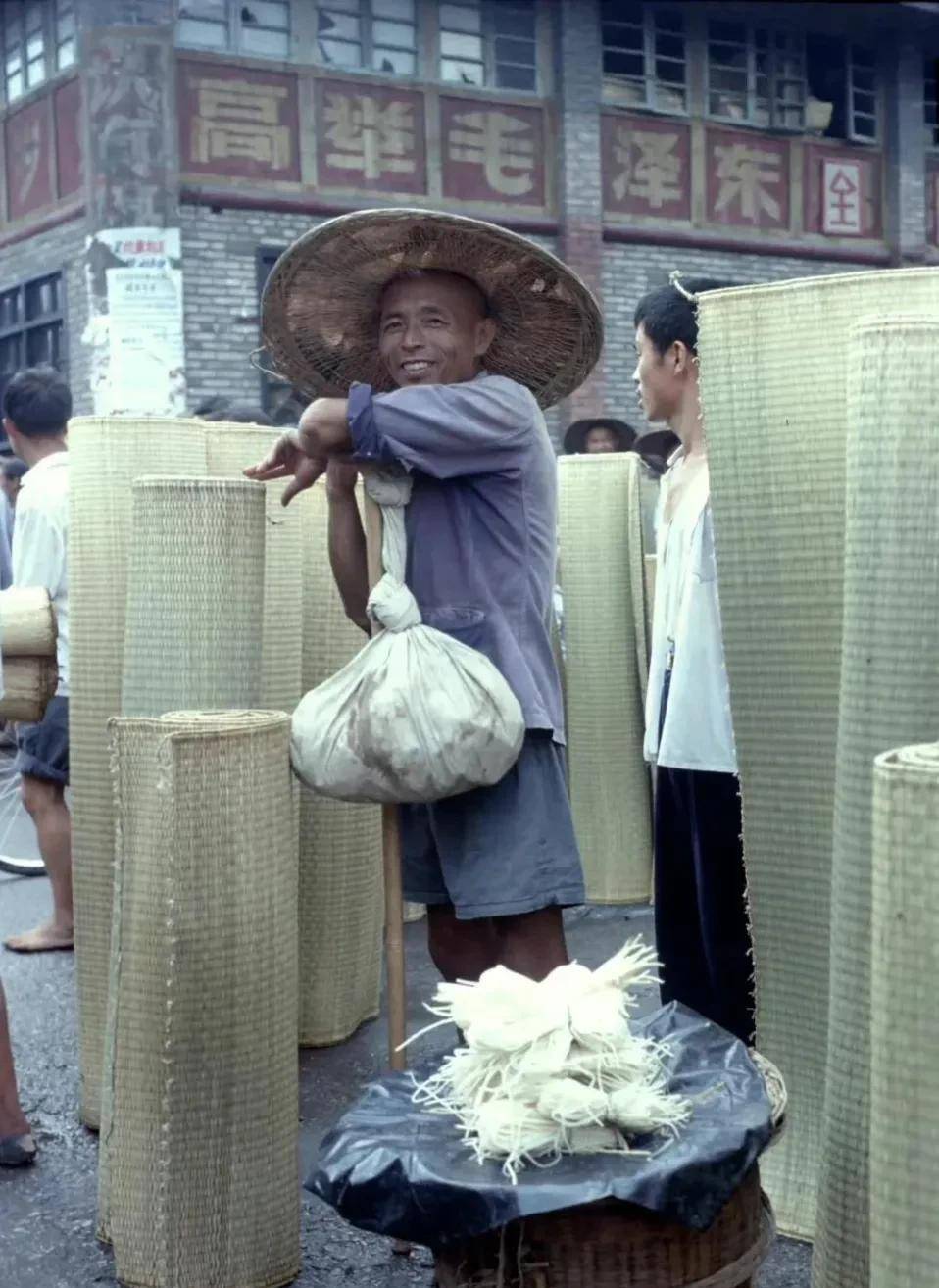 成都天府大道边,衣着朴素的大叔正在卖席子.