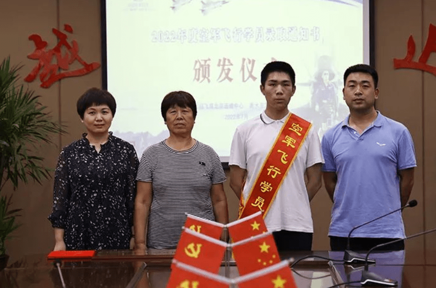 衡水二中举行空军飞行学员优质生源基地授牌仪式_招飞局_伊长杰_潘