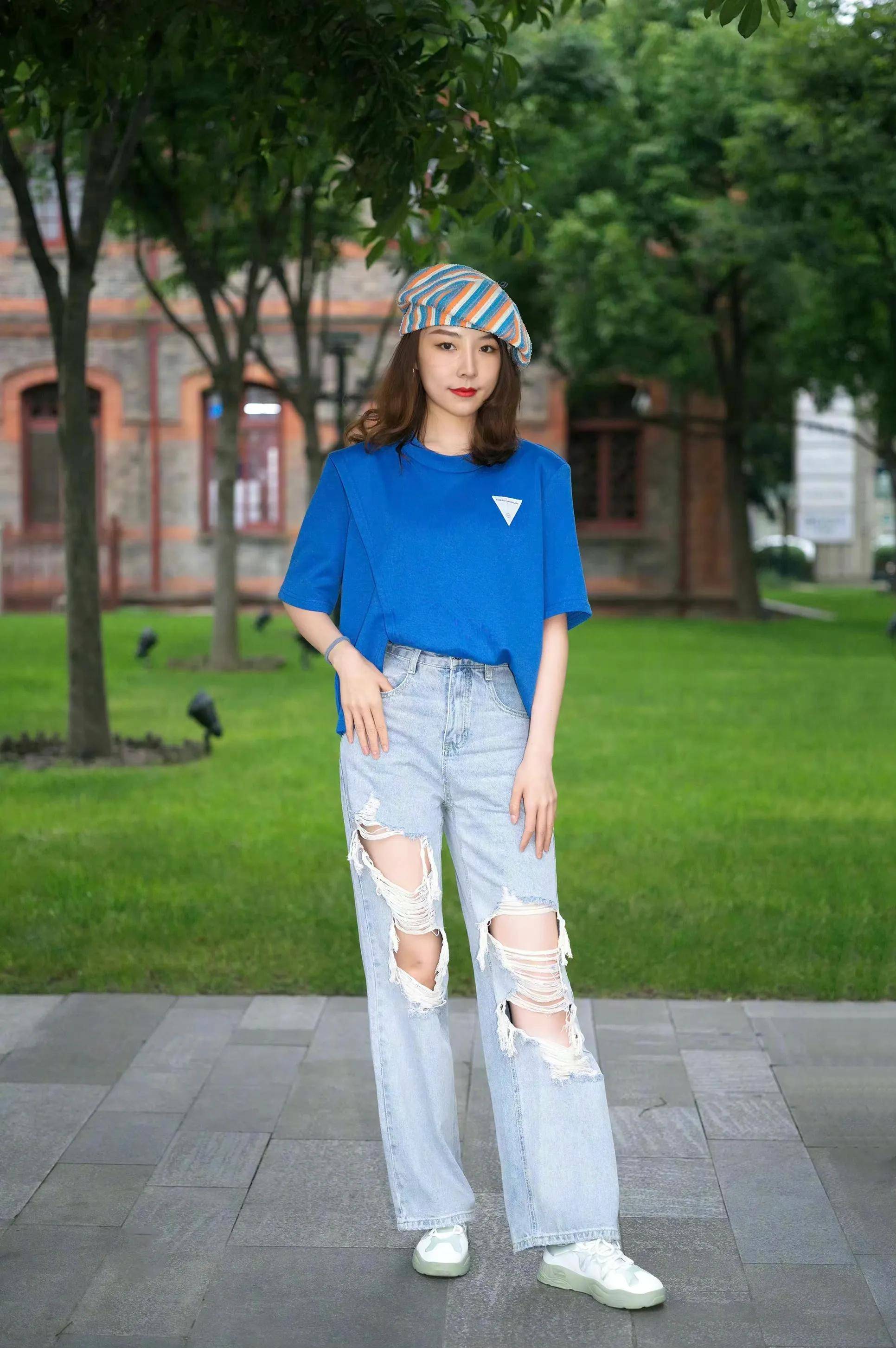 看街拍 学穿搭:8组破洞牛仔裤穿搭示范 哪组最合你眼缘?