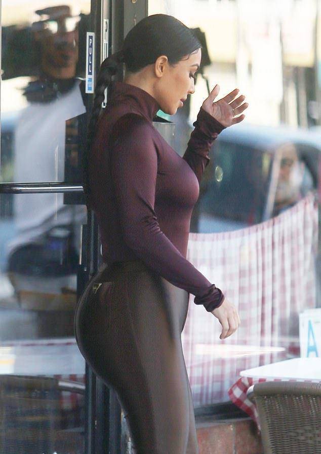 下车提裤子的卡戴珊美呆了,果然她还是穿紧身衣好看_身材_女人_科勒