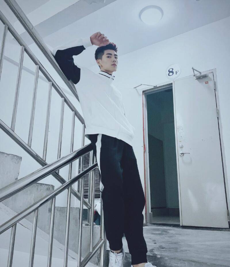 肖凯中本身家境不是很好,青春期时还是个胖子,在所有人不看好和鄙夷的