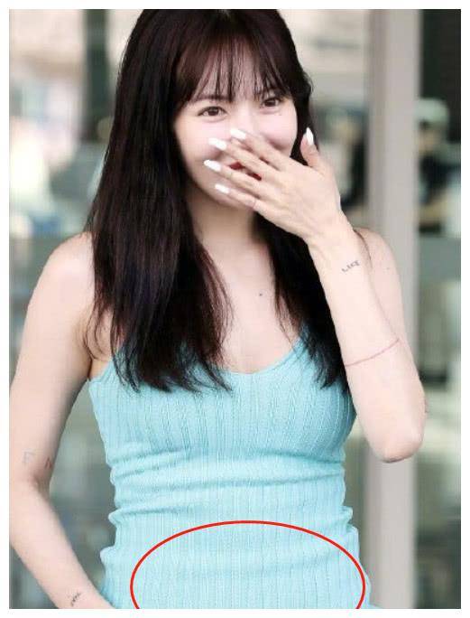 原创不忍直视如今泫雅身材圆润小肚腩明显嘴巴又是咋回事