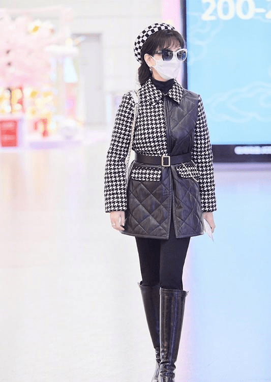 赵雅芝为了秀身材够拼,穿搭都不忘了穿束腰,小蛮腰比年轻人都细_时尚