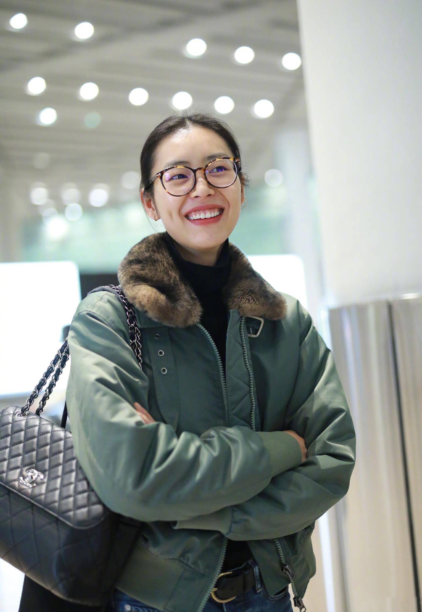 刘雯帅气出街夹克配短靴还有这治愈系微笑真是又飒又美