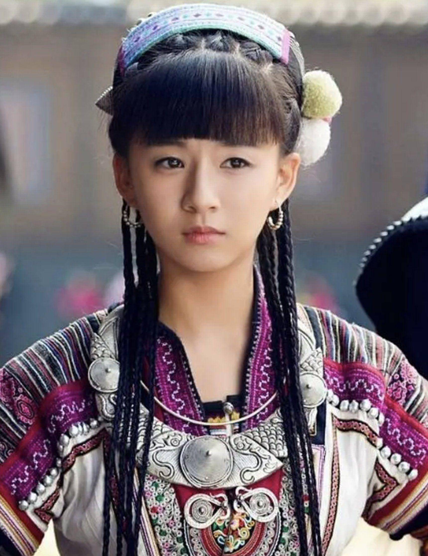小彩旗:15岁成名,被姨妈杨丽萍当作接班人,如今怎么样了?