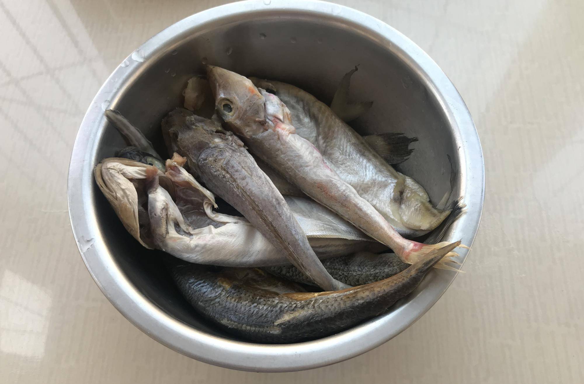 製作過程:食材用料:各種小雜魚適量,食用油適量,蔥薑蒜適量,八角一個