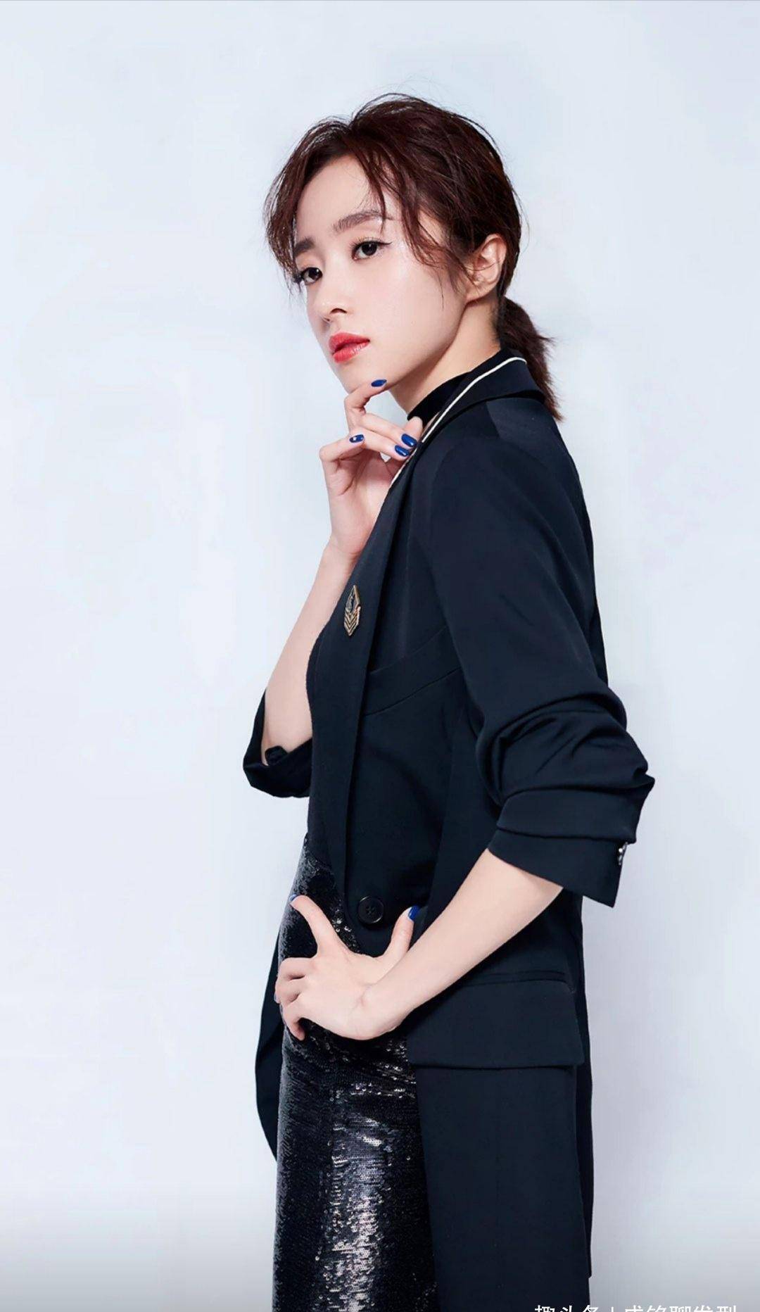 胡冰卿清纯造型,穿白t恤配碎花半身裙清新又时尚,女神范十足