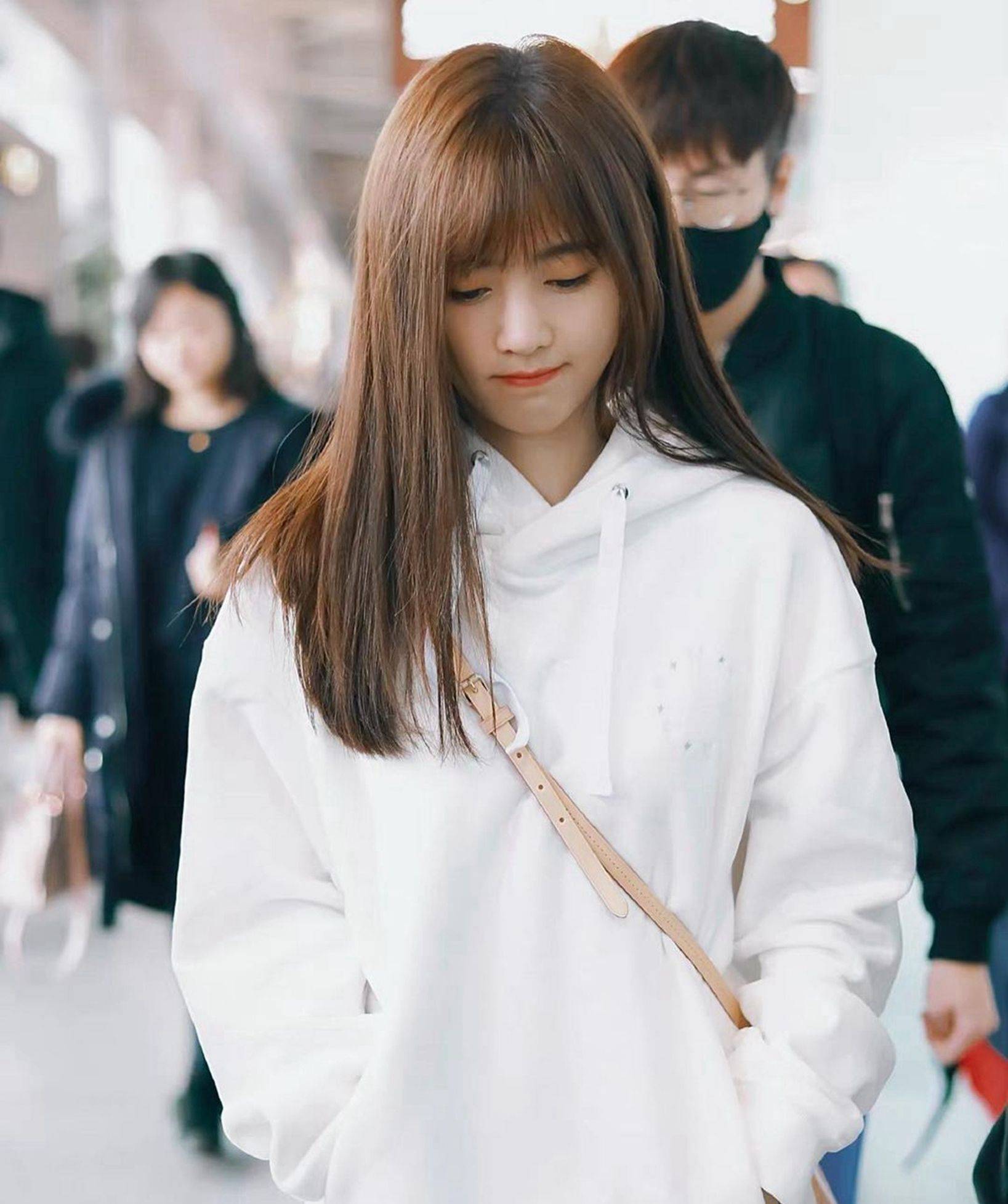 鞠婧祎黄色长发白色卫衣恬静写真