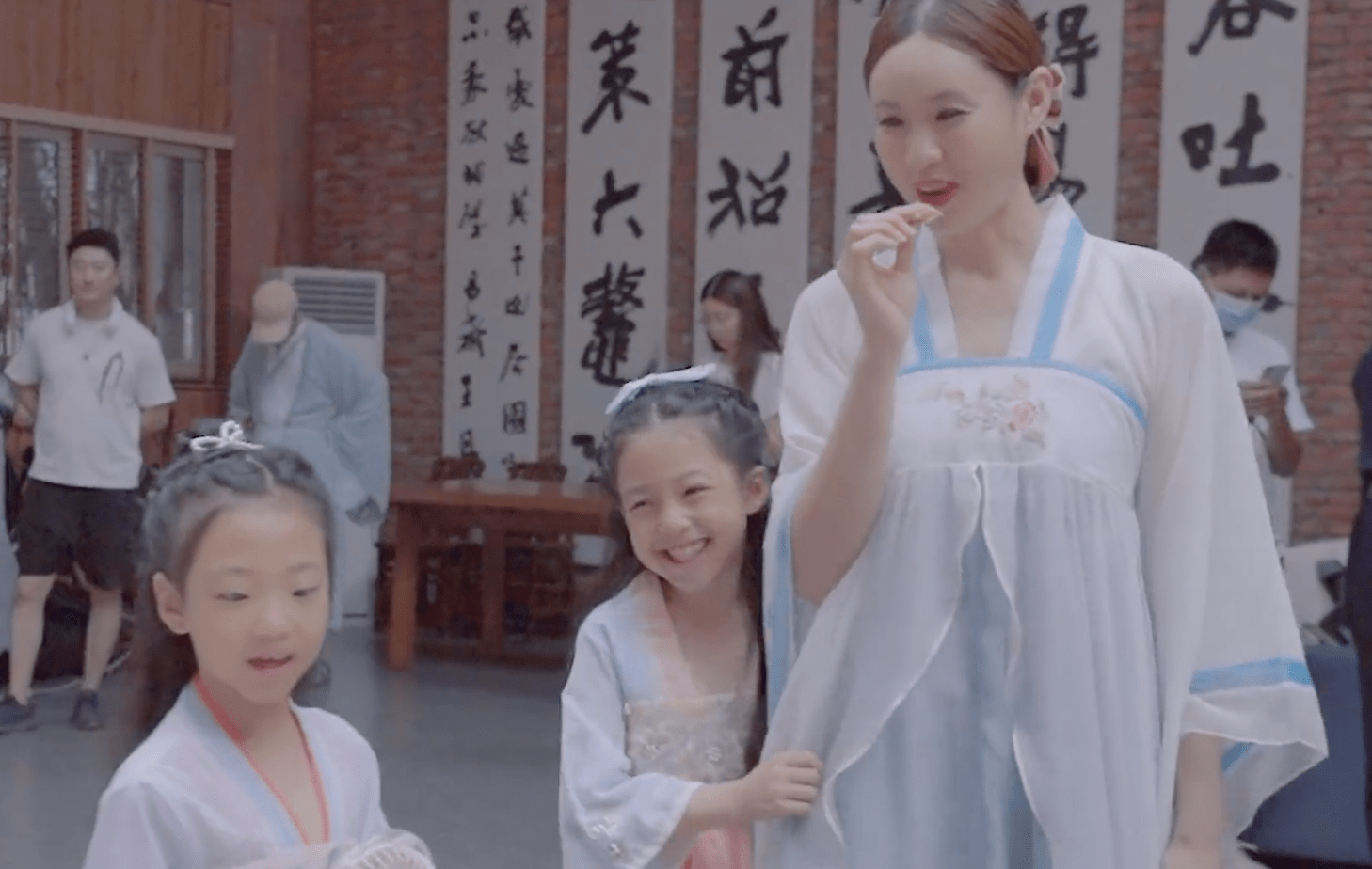 刘畊宏晒女儿中国风庆生视频,小泡芙从小美到大