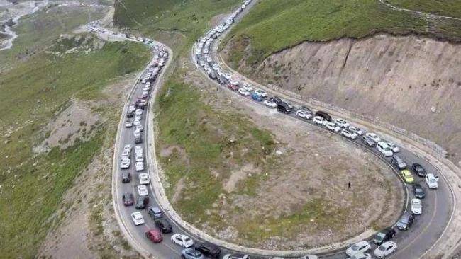 新疆独库公路变成“堵哭公路” 网友：草原上的人终于比羊多了