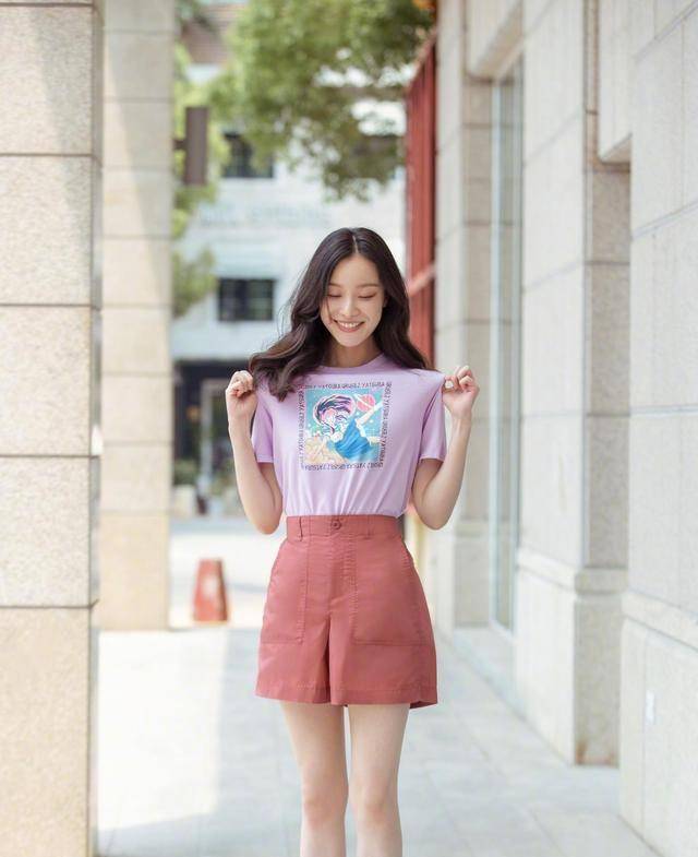 倪妮最新时尚大片,复古套装搭配波西米亚卷发,高级感十足_衬衫_白色