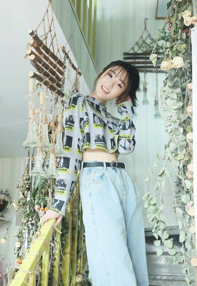 画报风印花图纹的露脐上衣,搭配浅蓝色高腰阔腿裤,干净清爽的配色,上