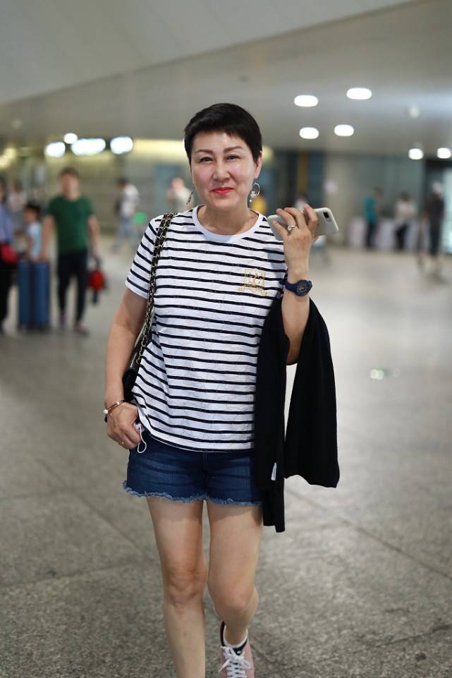 张凯丽展现自然老去的美身穿白色条纹t恤温柔低调有魅力