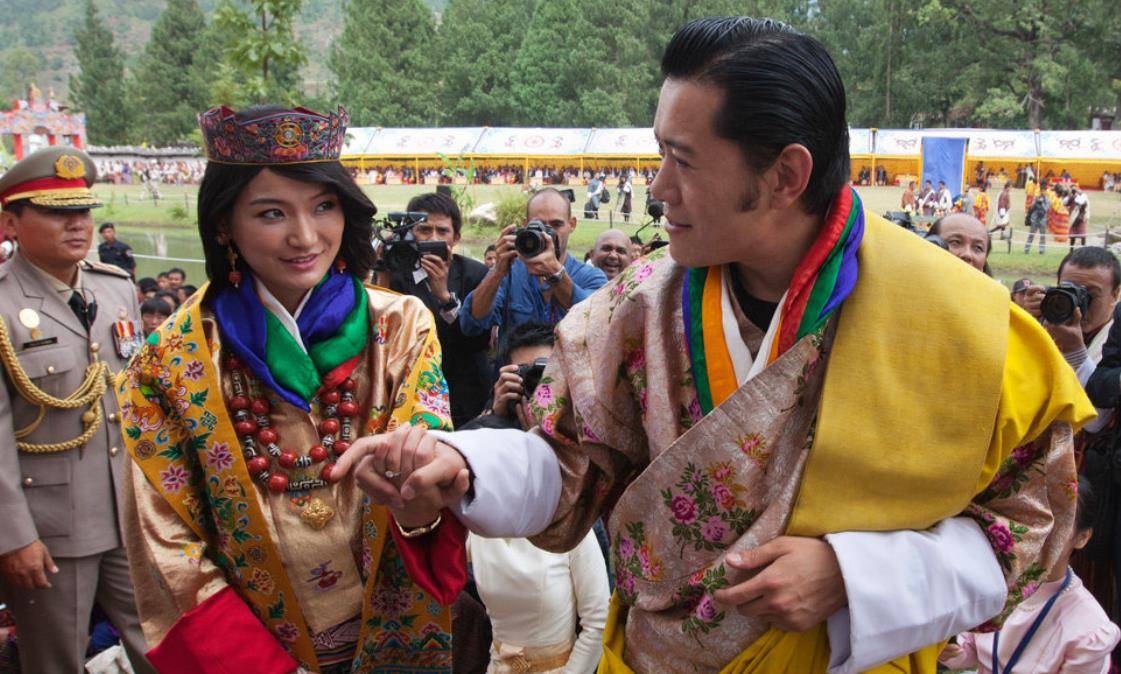 31岁不丹王后和国王:冒大雨牵手真恩爱,初恋女友发亲密照也没用