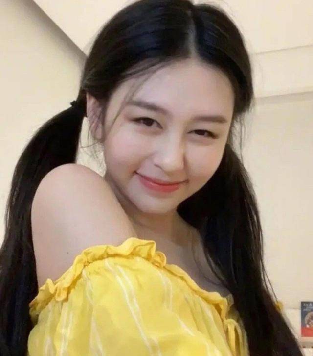 原创邱淑贞女儿沈月晒双马尾自拍照港星最美星二代却志在幕后