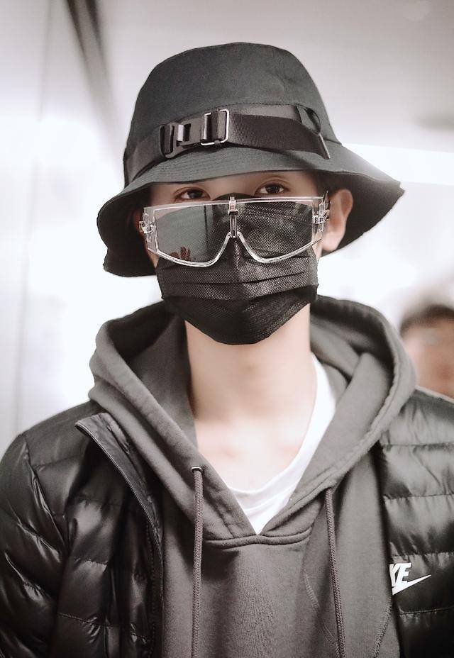 原创帅气弟弟黄明昊变成黑衣人有种时尚叫做黄明昊懒得打扮