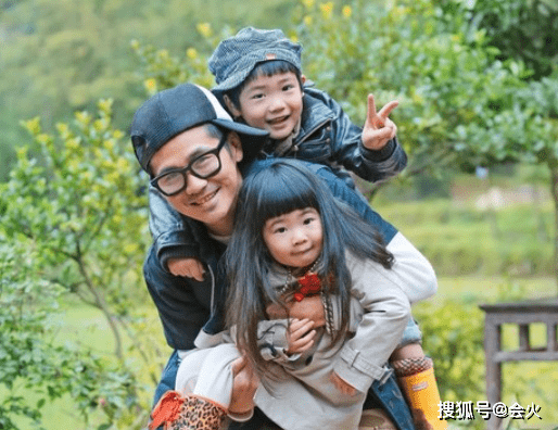 曹格老婆罕晒性感美照!一双美腿沾满沙子