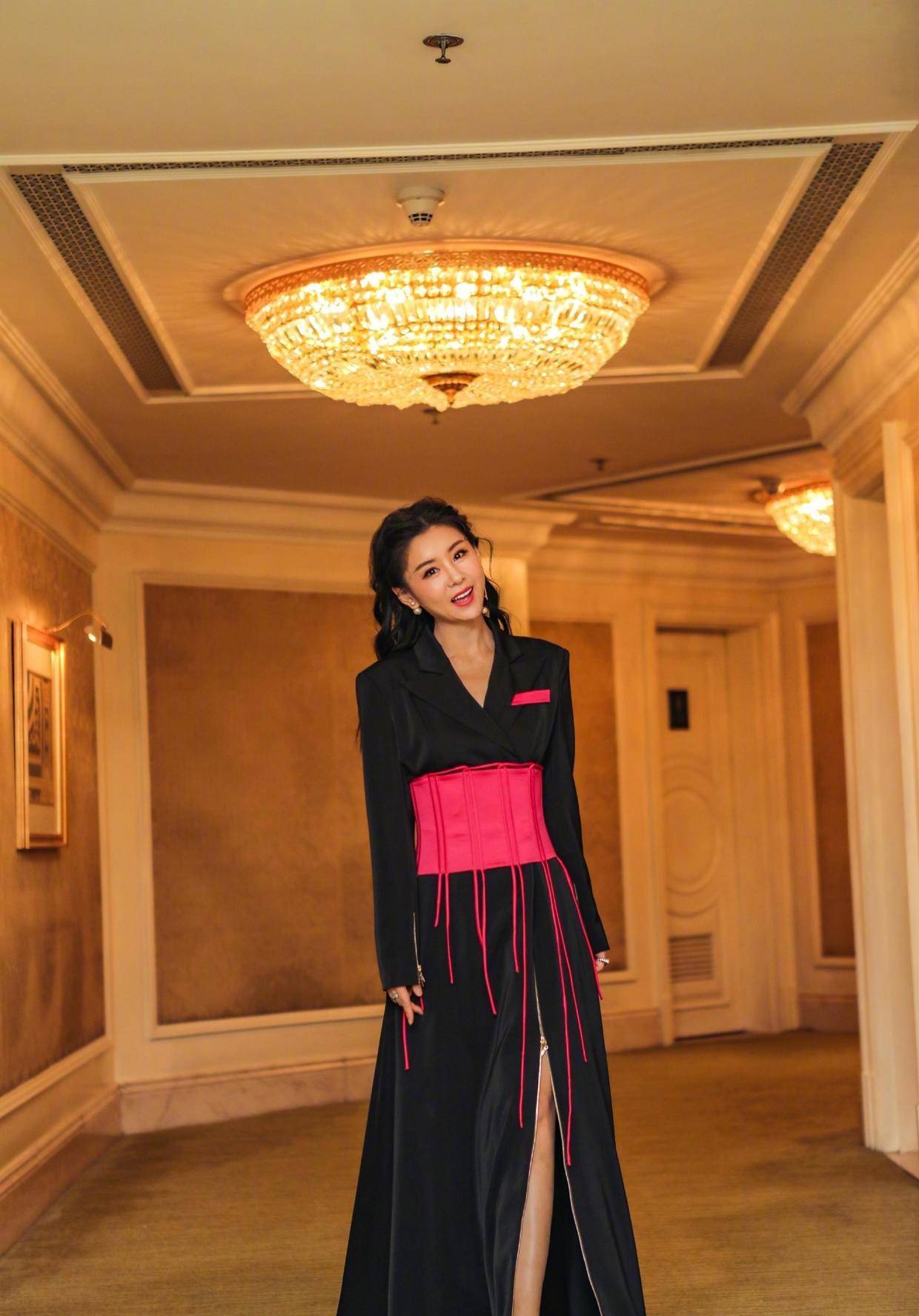 原创李小萌真是小个子宠儿女神穿黑色连体裤惊艳亮相气质无敌