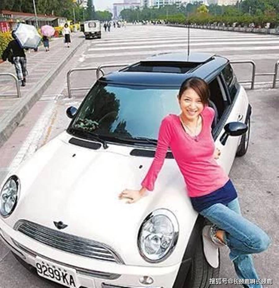 许玮伦立刻按下车尾危险警告灯,而助理林怡妏则打电话报警