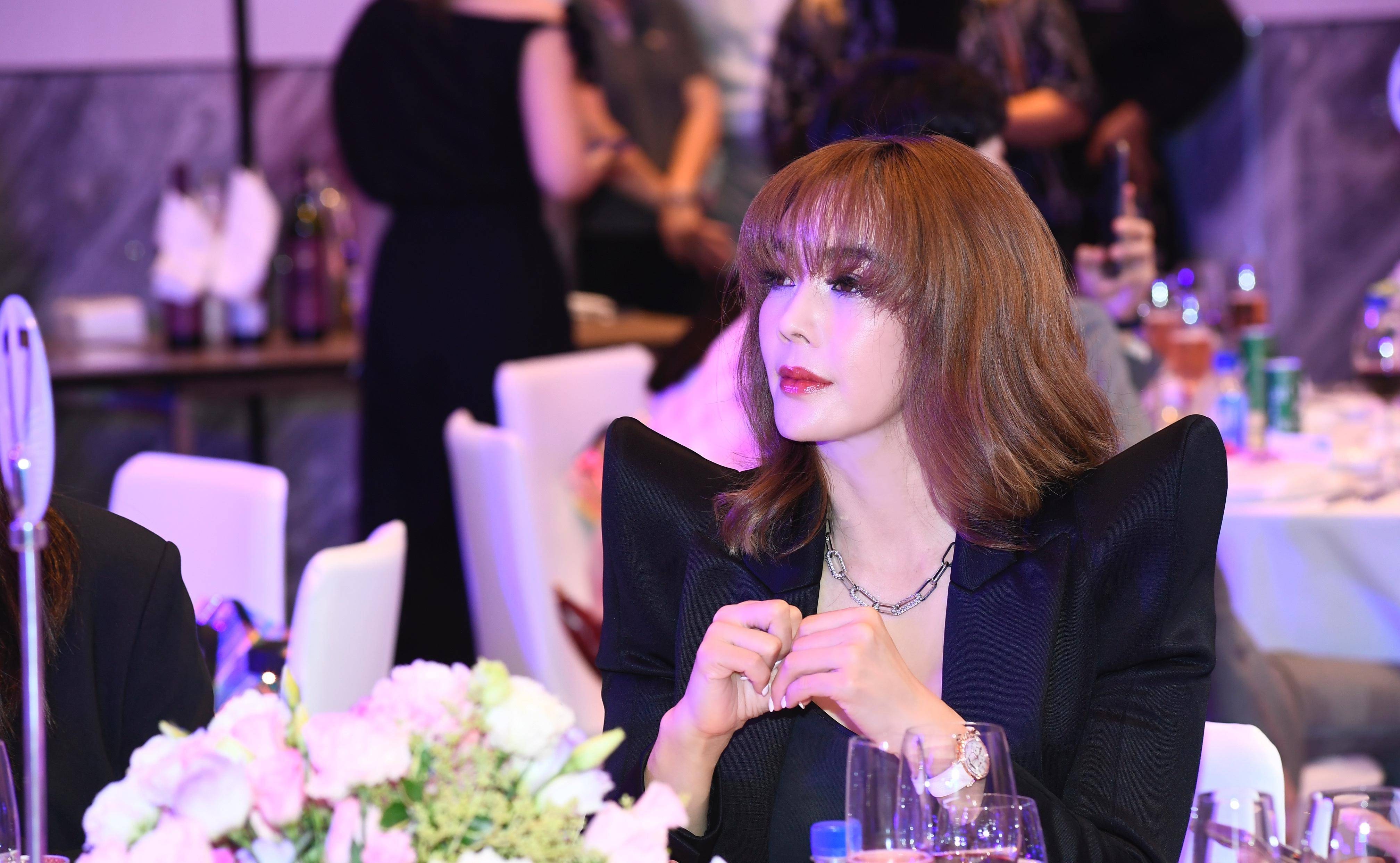 原创艺术家李晓玲真低调一身简约黑色西装look走红毯气质太惊艳