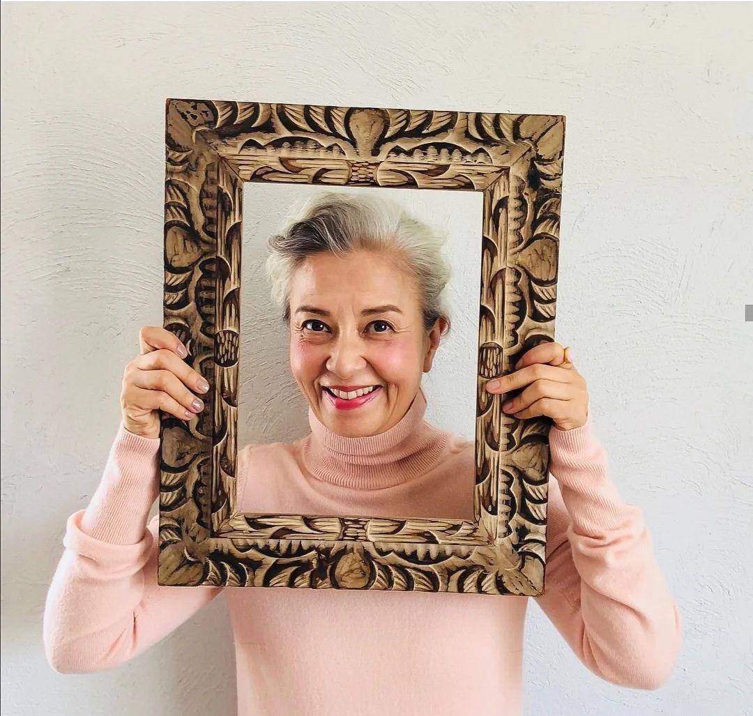 穿衣简单高贵有气质,满头白发不失时髦感_中老年_女性_女人