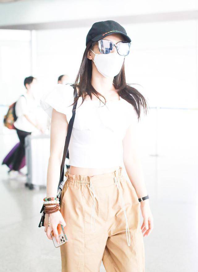 原创黄圣依身材有女团感紧致小腹配露脐装白美肤色尽显少女气质