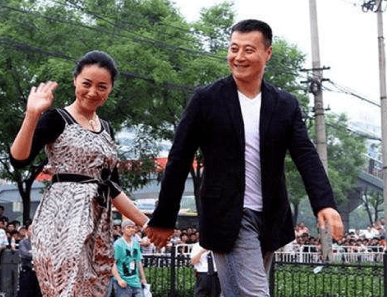 著名演员任程伟妻子黄蕾:与丈夫结婚26年生两女,风雨相伴很幸福_礼物