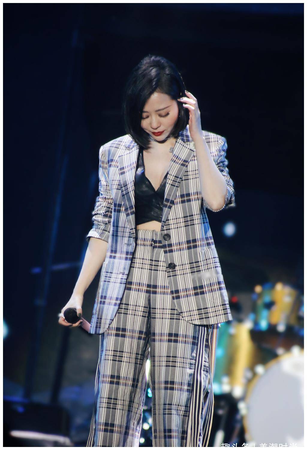 袭格纹西装气场全开,剪了短发更有女人味了_张良英_休闲_威廉莎士比亚