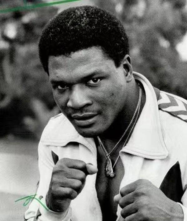 他与3个不同时代的拳坛霸主交锋,生活混乱,晚年命丧侄子手中_伯比克