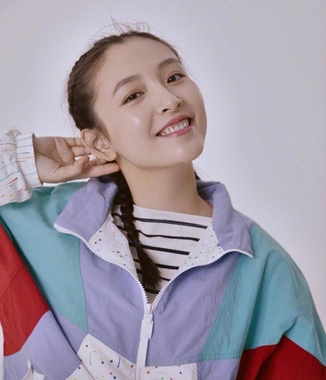 原创吴倩机场造型曝光明黄色的西装实力抢镜成为了乡村女企业家