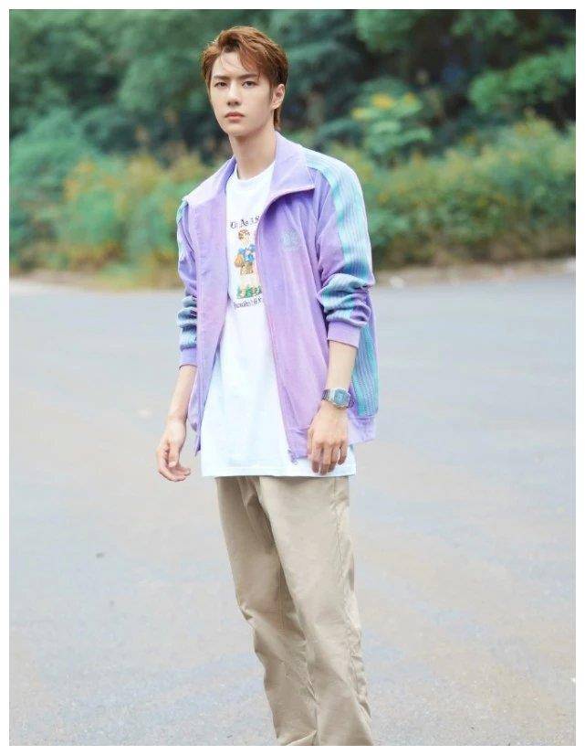 终于不再叠戴帽子的王一博,白加黑都能这么帅,看起来清爽很多!