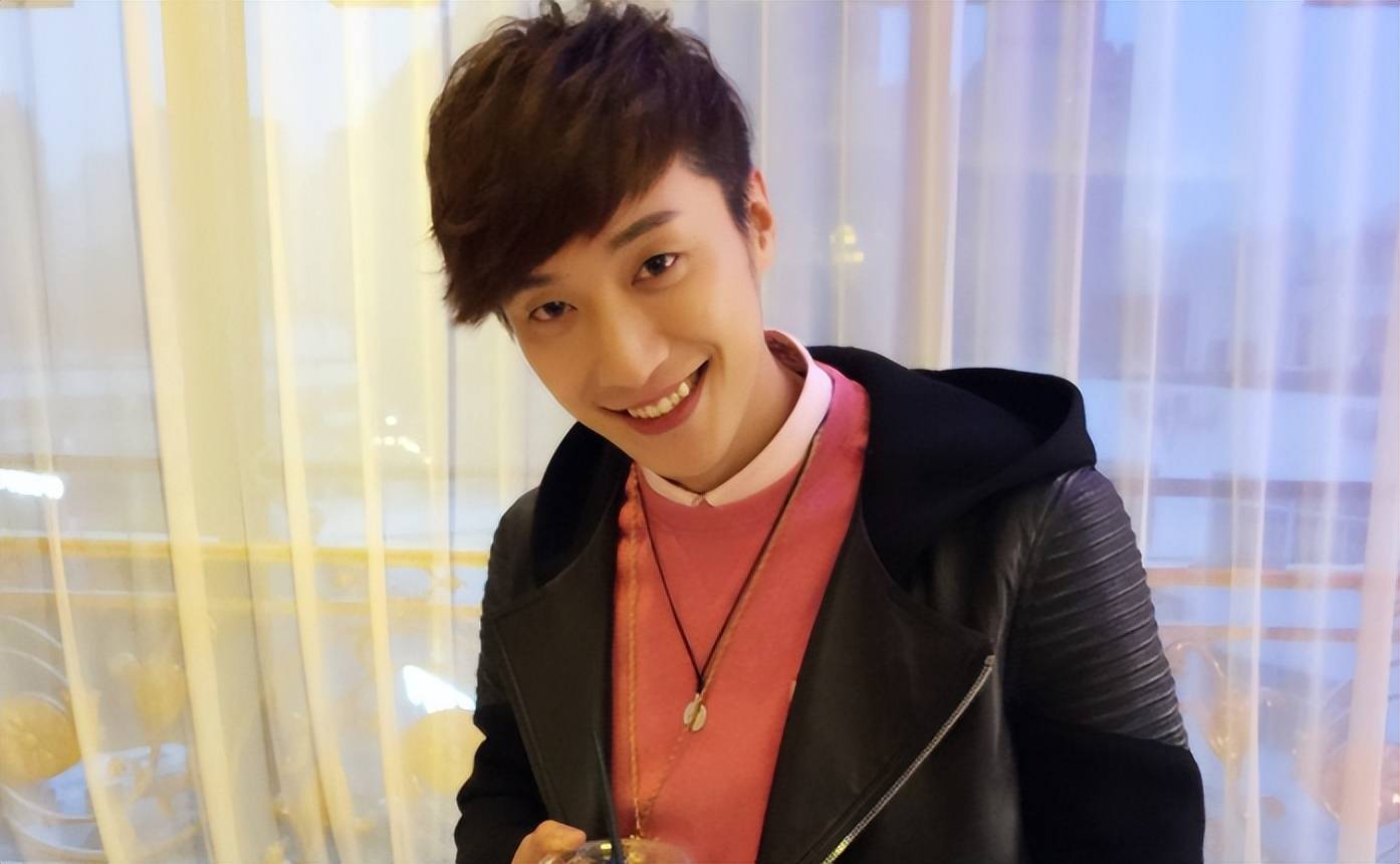 乔任梁出道15年纪念日,其父母现身墓地悼念,粉色花海惹人泪目_kimi