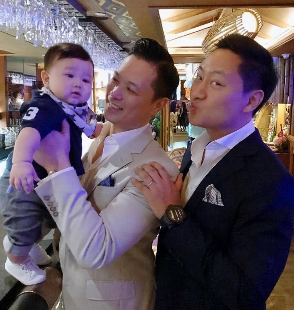 胡杏儿与老公撞发被曝,复出带娃上班当妈太难,胡宗泽疑有新恋情_李乘