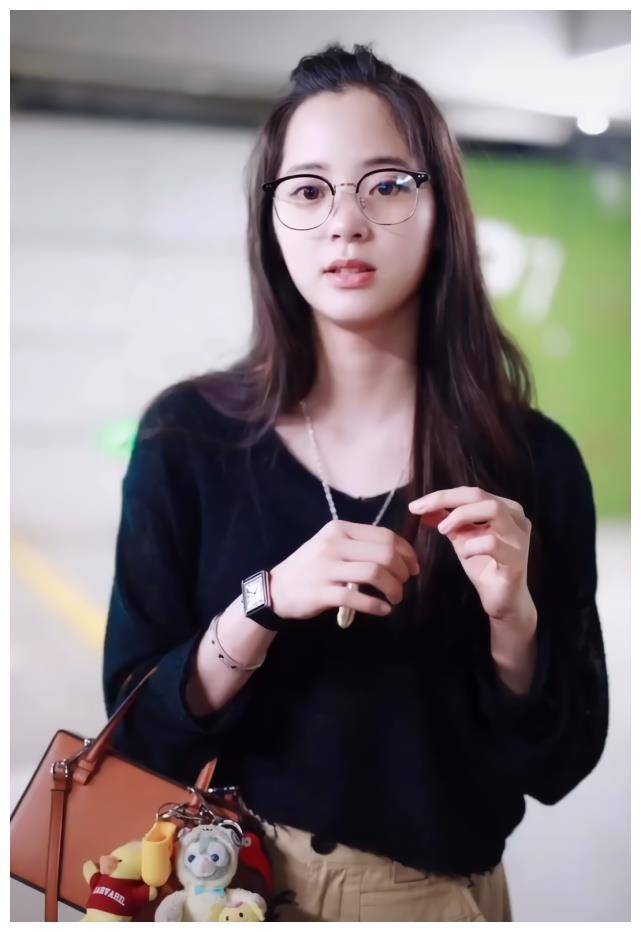 戴眼镜的欧阳娜娜感觉瞬间老了5岁.还年轻,但增添了沉稳的气质!