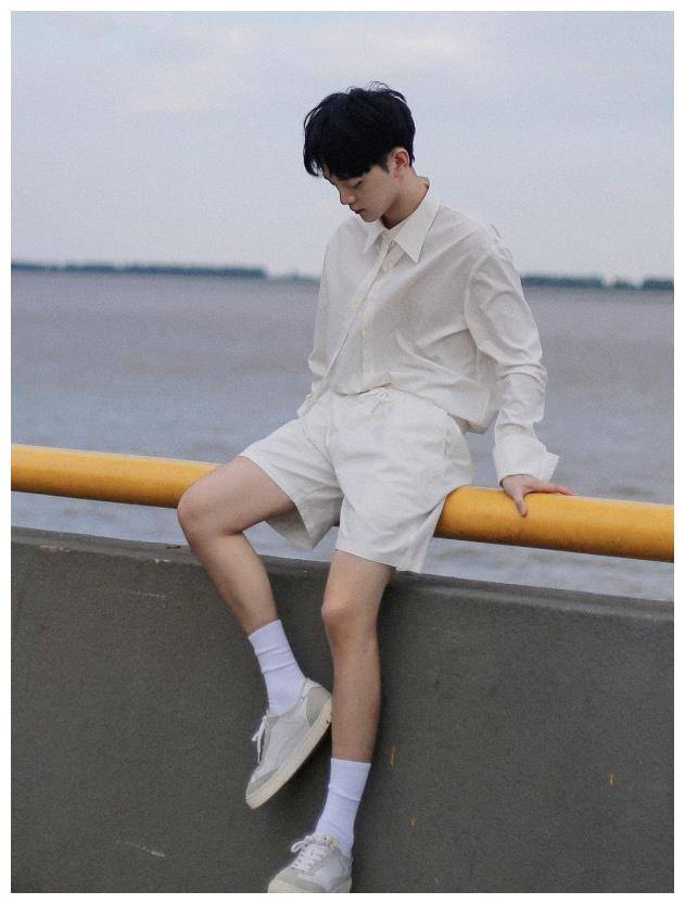 原创娱乐圈的一股清流邓智元穿白衬衫白短裤满满的少年感